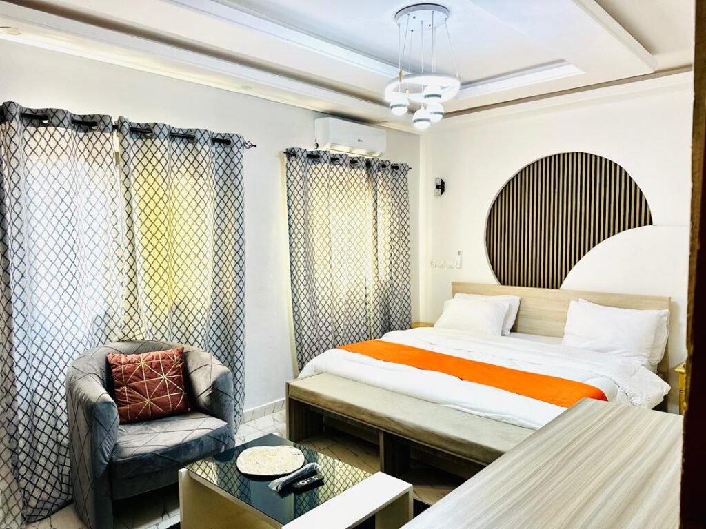Suite premium moderne du NIKIF Complexe Hôtelier à Yamoussoukro avec chambre élégante et confort haut de gamme.