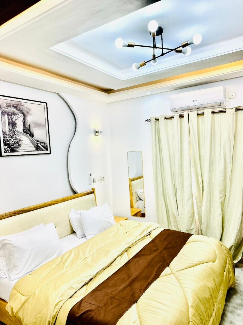 Chambre Standard confortable du NIKIF Complexe Hôtelier à Yamoussoukro avec décoration moderne et ambiance chaleureuse.