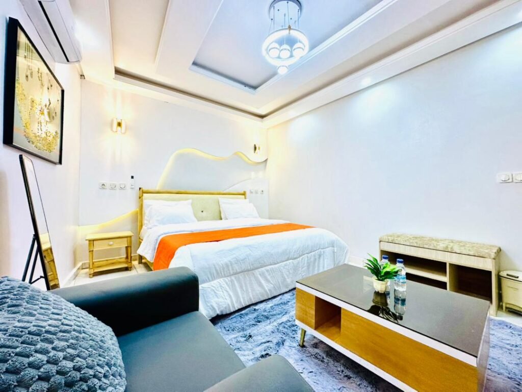 Suite Junior moderne et confortable du NIKIF Complexe Hôtelier à Yamoussoukro avec espace élégant et ambiance chaleureuse.